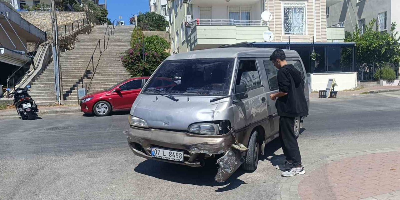 Manavgat’ta Kamyonetle Çarpışan Motosikletin Sürücüsü Yaralandı
