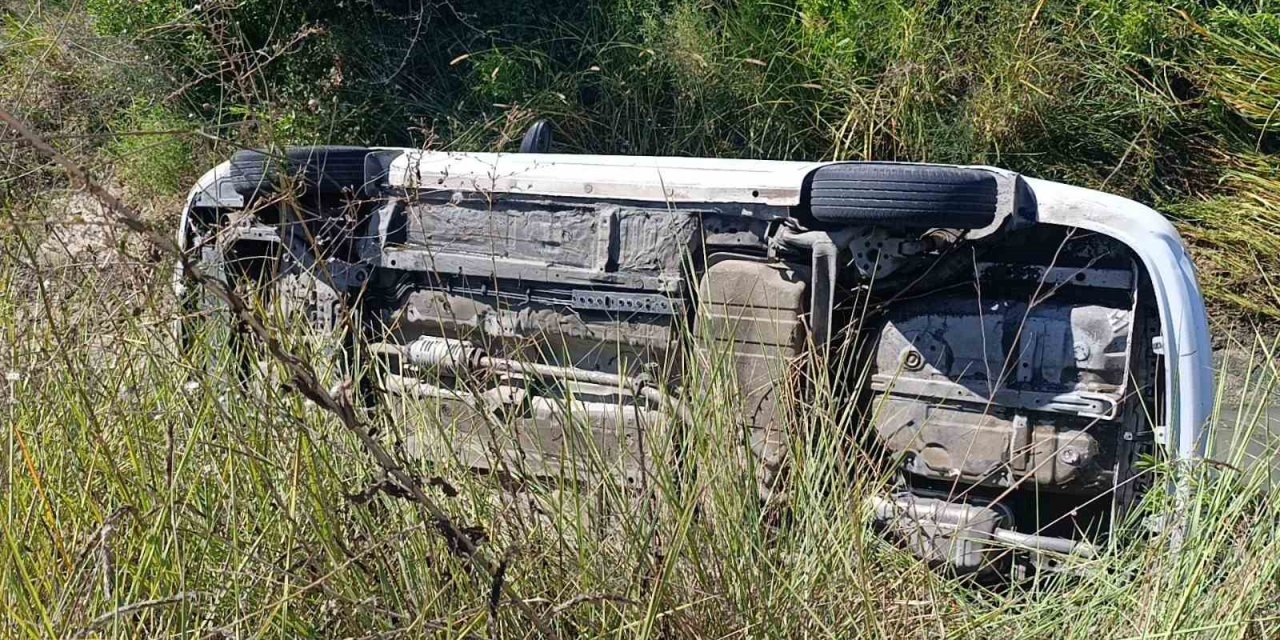 Sulama Kanalına Uçan Otomobilin Sürücüsü Kazayı Yara Almadan Atlattı