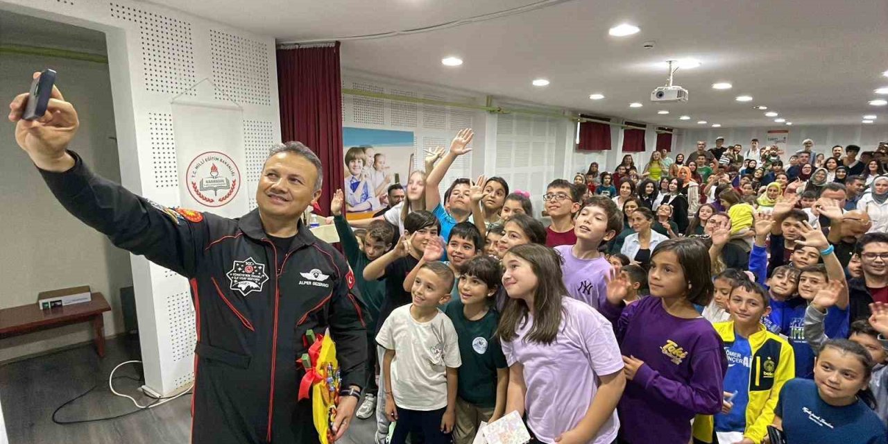 Türkiye’nin İlk Astronotu Alper Gezeravcı, Karaman’da Öğrencilerle Buluştu