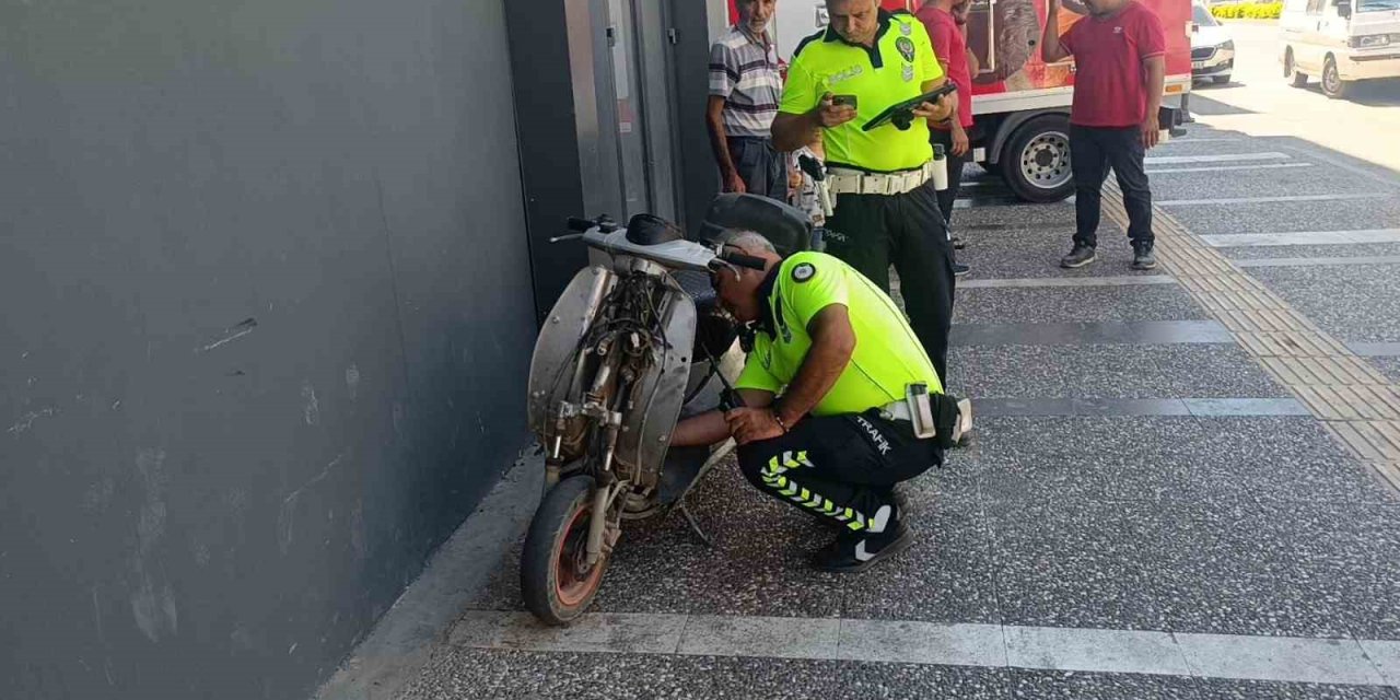 Kamyonetin Aynasına Çarpan Elektrikli Bisiklet Sürücüsü Yaralandı