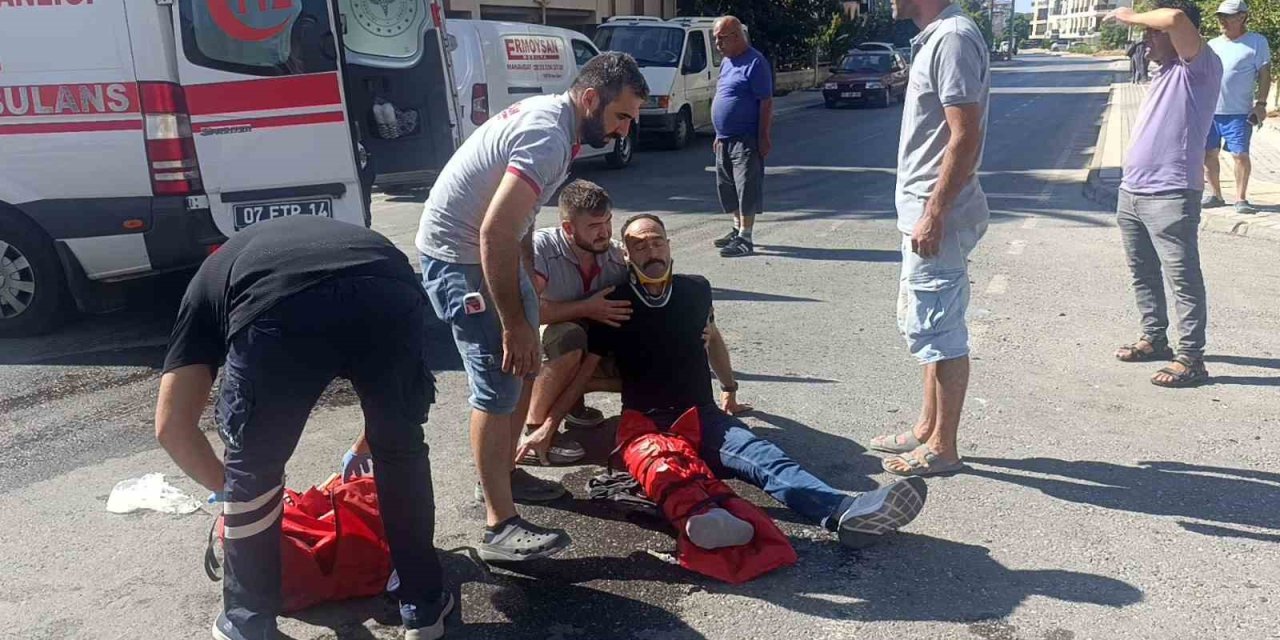 Antalya’da Tur Aracıyla Çarpışan Motosikletli Yaralandı