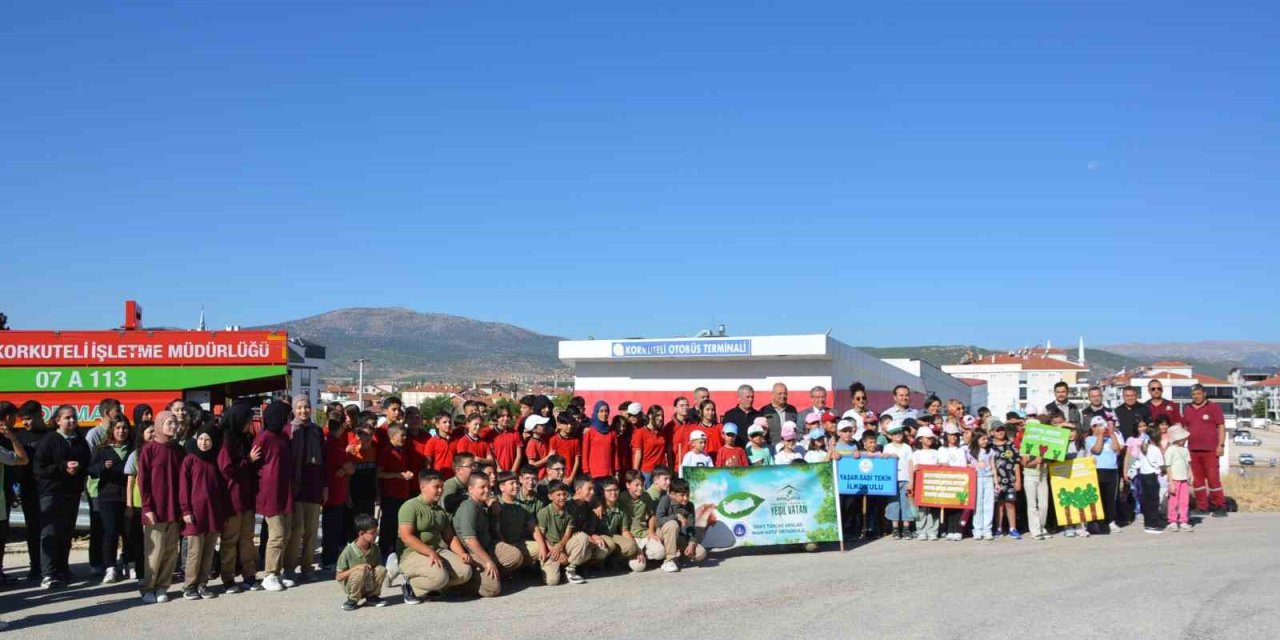 Korkuteli’de Öğrenciler ’yeşil Vatan’ İçin Fidan Dikti