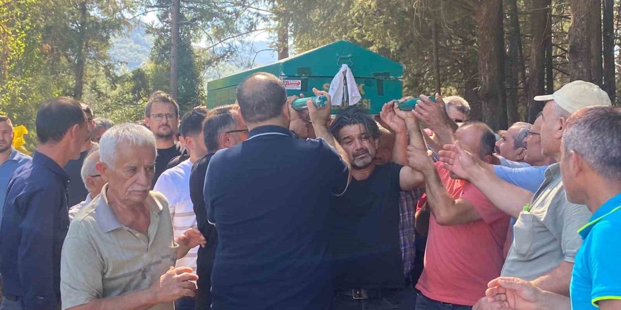 Öğretmen Babanın En Ağır Yükü: Okul Bahçesinde Fenalaşan Oğlunun Tabutunu Bir An Olsun Bırakmadı