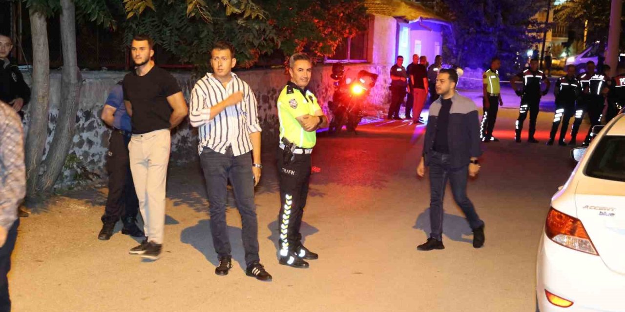 Önce Komşusunu Sonra Annesi İle Kardeşini Ardından Kendini Vuran Genç Hayatını Kaybetti