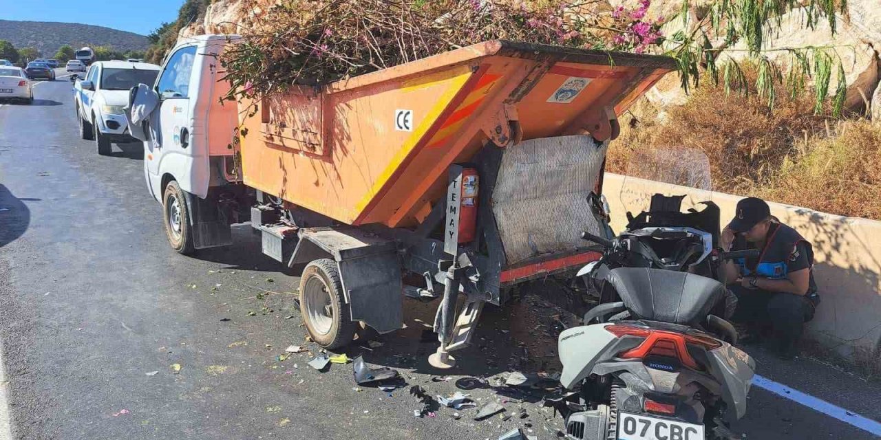Motosiklet, Atık Toplama Aracına Çarptı: 1 Ölü