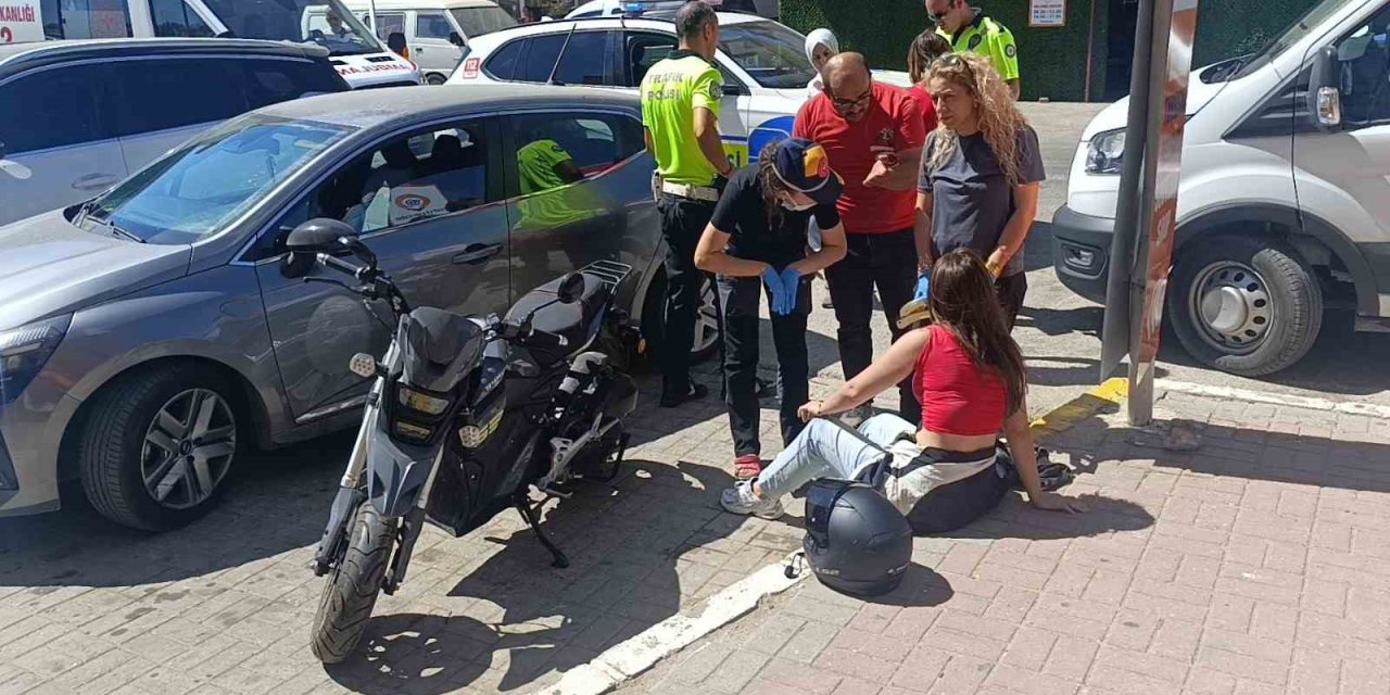 Otomobille Çarpışan Motosiklet Sürücüsü Genç Kız Kafasındaki Kask Sayesinde Kazayı Hafif Atlattı