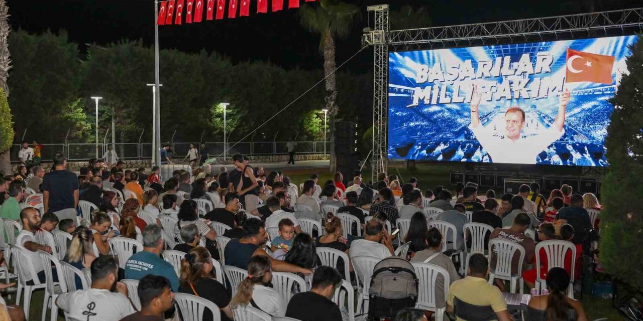 Mersinliler Dev Ekranda Milli Basketbol Heyecanını Yaşadı