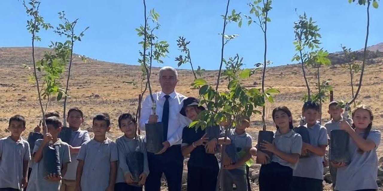 Karapınar’da "100 Öğrenci 100 Fidan" Etkinliği