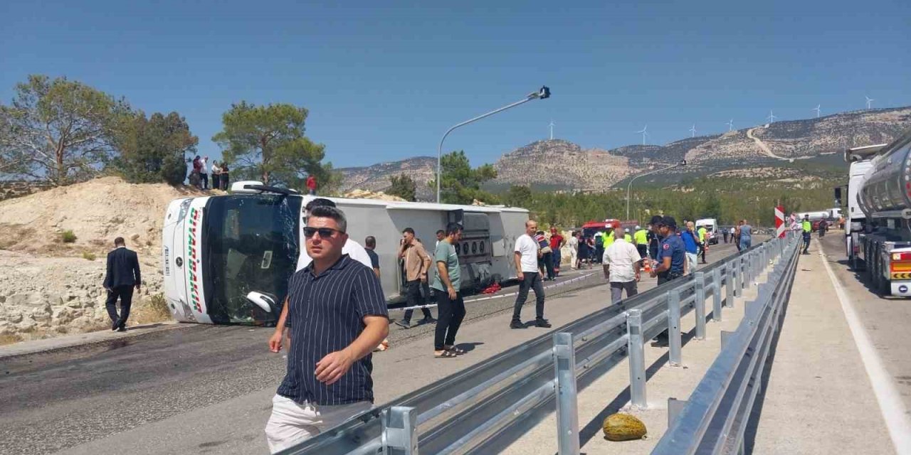 Otobüs İle Kamyon Çarpıştı:  Ölü Ve Yaralılar Var