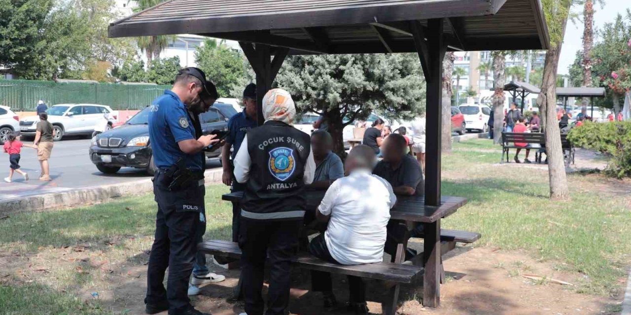 Antalya’da Okul Çevreleri Ve Servis Araçları Denetlendi