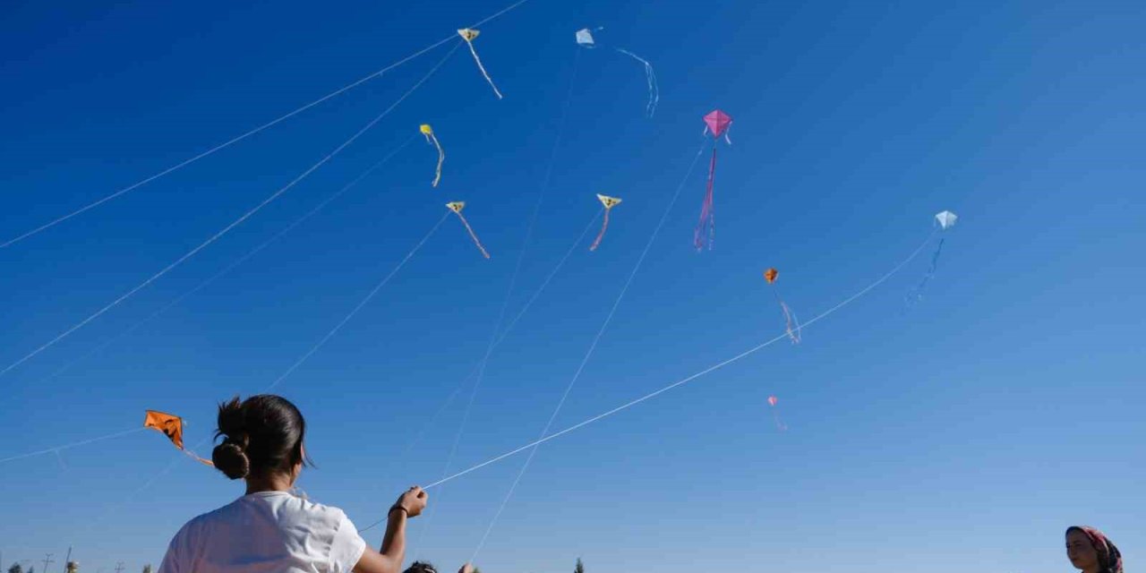 Karaman’da Rengarenk Uçurtmalar Gökyüzünü Süsledi
