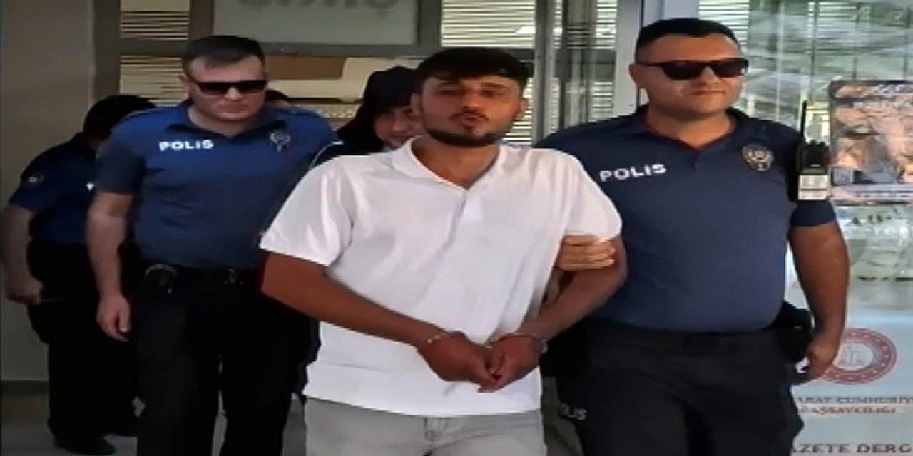 Tutuklanınca Gazeteciye Öpücük Atıp, "zeki Müren’e Selam" Dedi