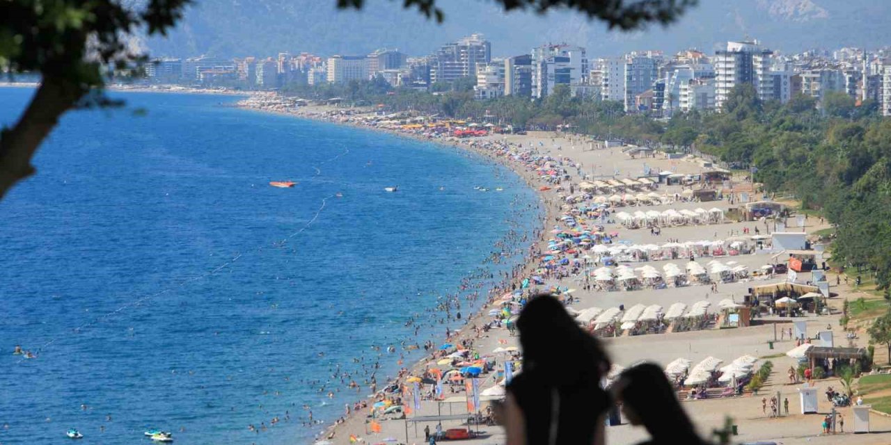 Termometreler 37 Dereceyi Gösterdi, Yazın Son Günlerinde Antalya Sahilleri Doldu Taştı