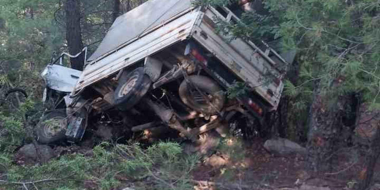 Kamyonet Uçuruma Yuvarlandı: 1 Ölü