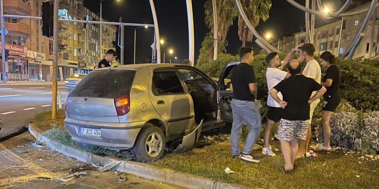 Antalya’da Otomobille Hafif Ticari Araç Çarpıştı: 2 Yaralı