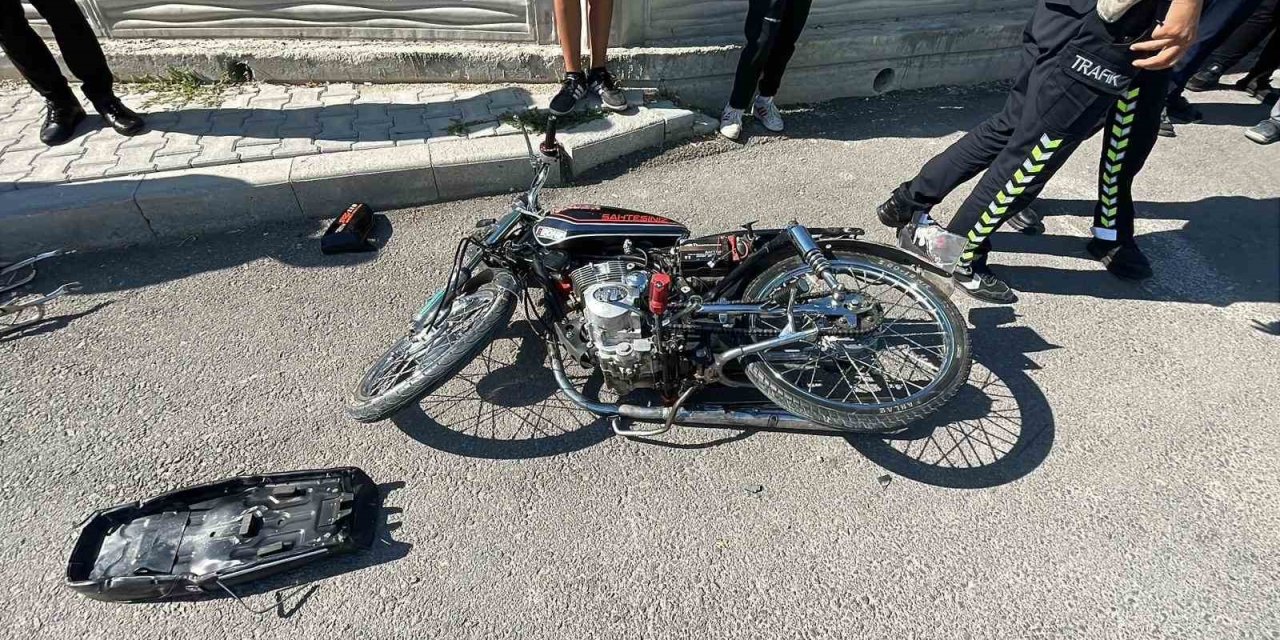 Karaman’da 1’i Ağır 2 Kişinin Yaralandığı Kaza Kamerada