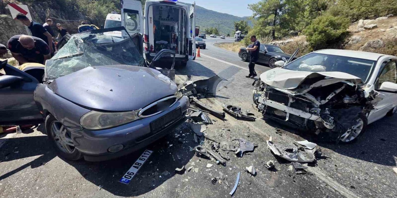 Antalya’da İki Otomobilin Çarpıştığı Feci Kazada 8 Yaralı