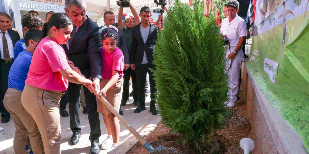 Vali Toros, Öğrencilerle Birlikte Fidan Dikti