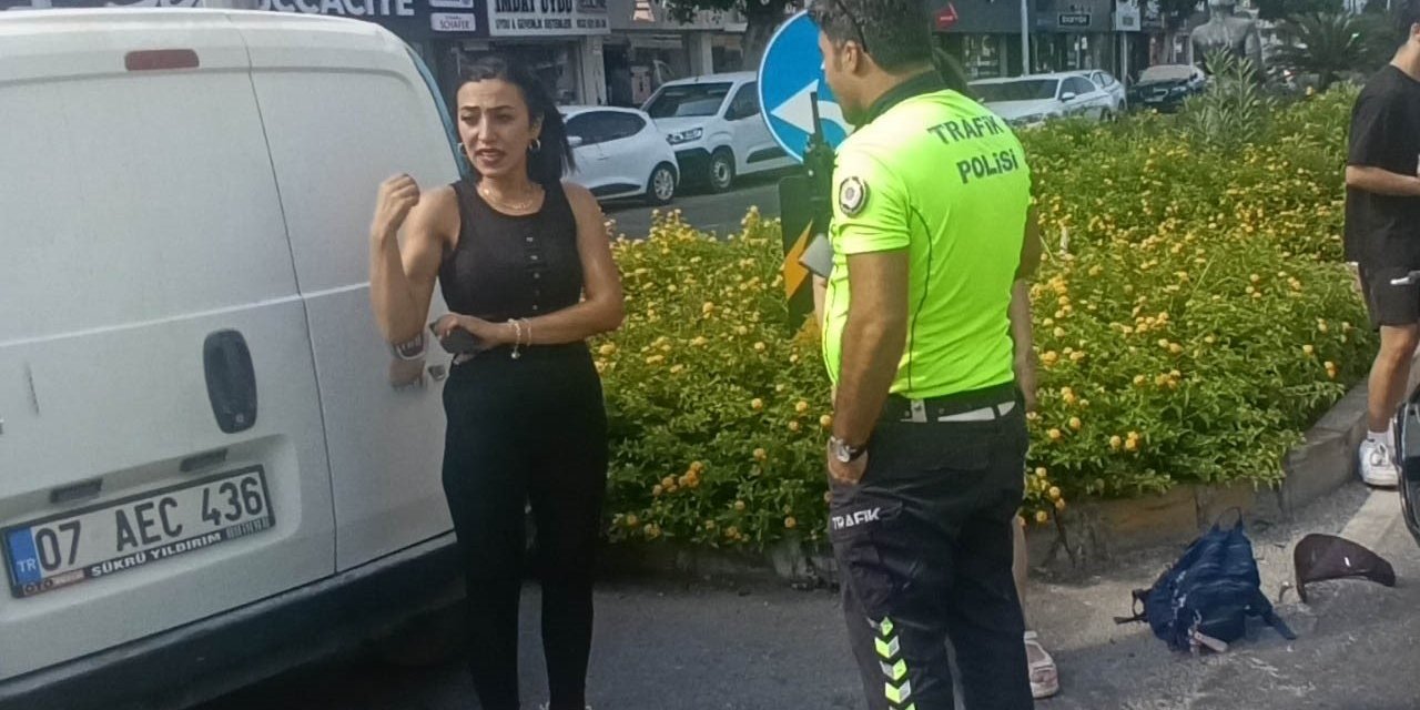 Antalya’da Aynı Kavşakta 5 Dakika Arayla İki Motosiklet Kazası Kamerada