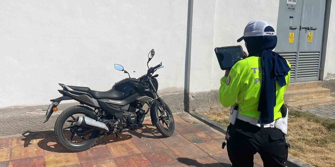 Karaman’da Devrilen Motosikletin Sürücüsü Yaralandı