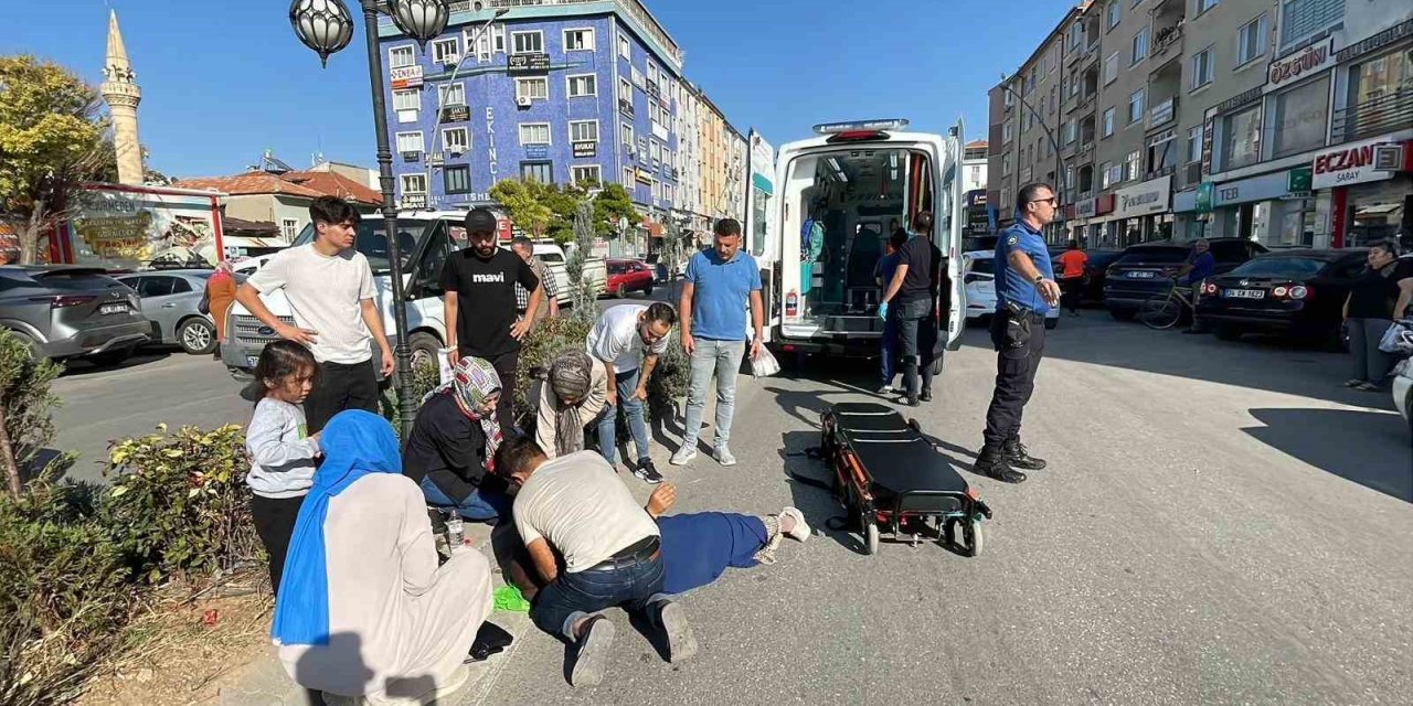 Yolun Karşı Tarafına Geçmeye Çalışan Kadına Motosiklet Çarptı: 2 Yaralı