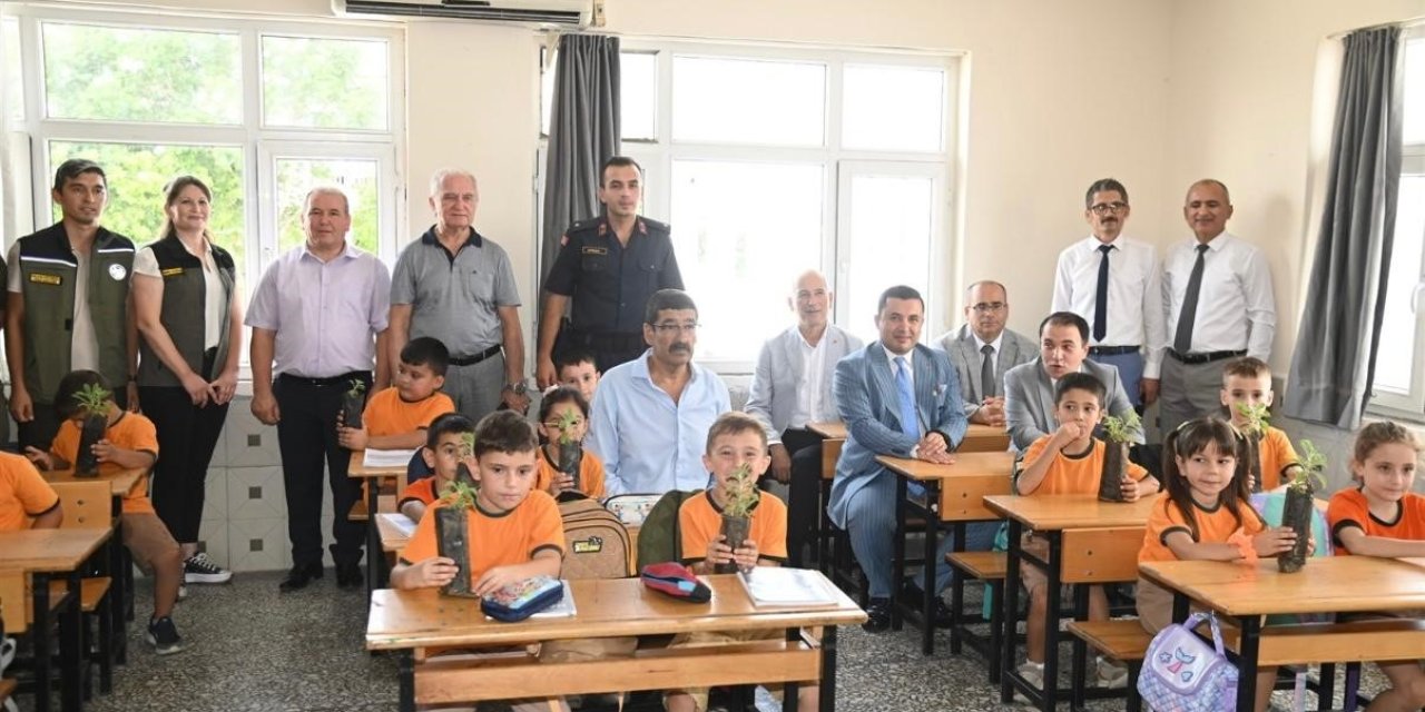 Öğrencilere Fidan Hediye Edildi