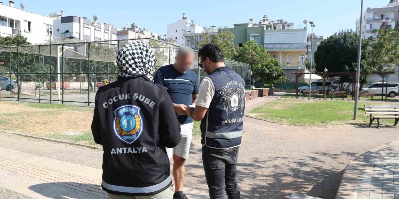 Polisten Okul Çevreleri Ve Servis Araçlarında Sıkı Denetim