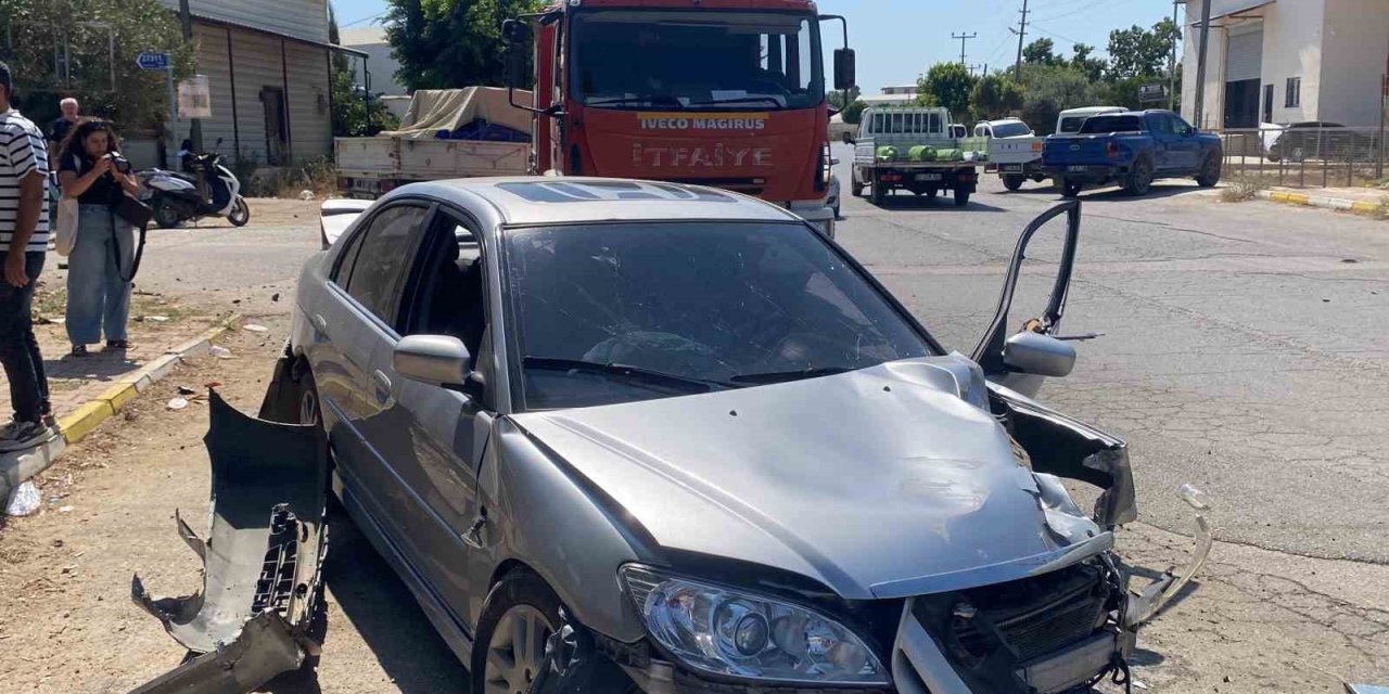 Antalya’da Otomobil Trafoya Ve Otobüs Durağına Çarptı: 1 Yaralı