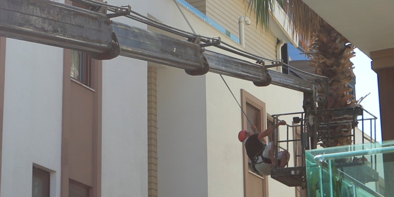 Ağaç Budanması İçin Kiralanan Vinç Yan Yattı