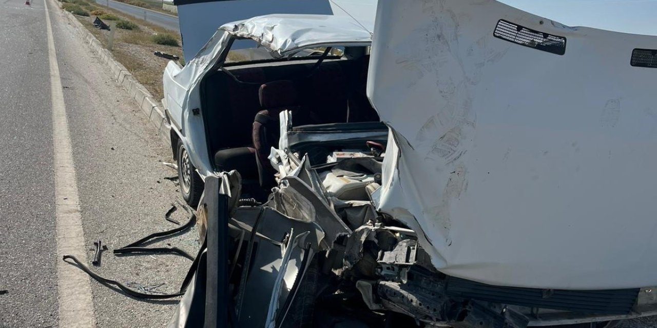 Otomobil Tıra Çarptı: 2 Yaralı