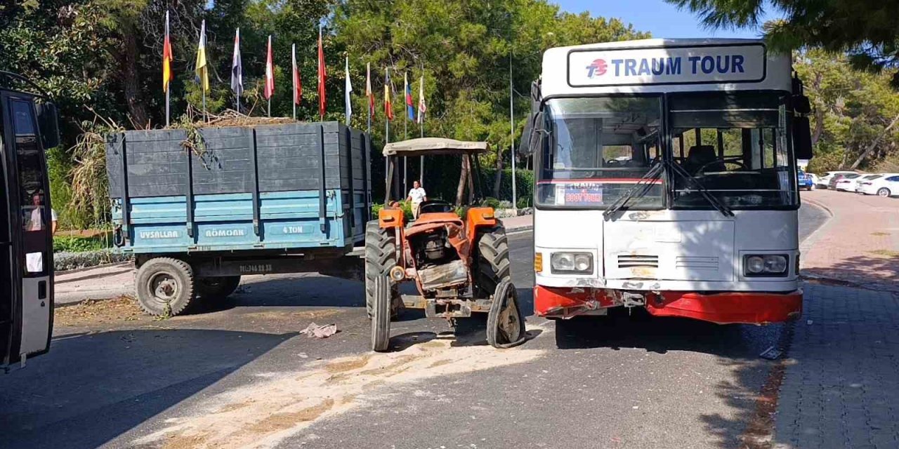 Safari İçin Yolcu Toplayan Otobüs İle Otelden Çıkan Traktör Çarpıştı: 1’i Turist 2 Yaralı