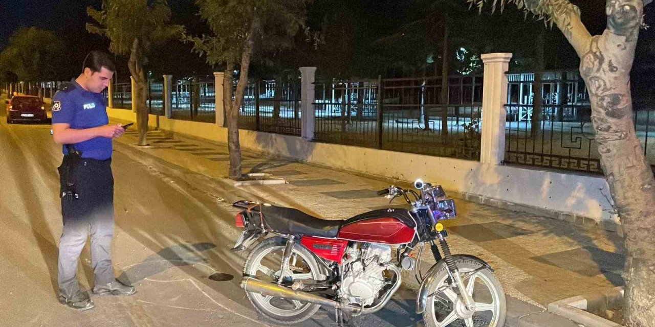 Otomobil, Çarptığı Motosikleti 70 Metre Sürükledi: 1 Yaralı