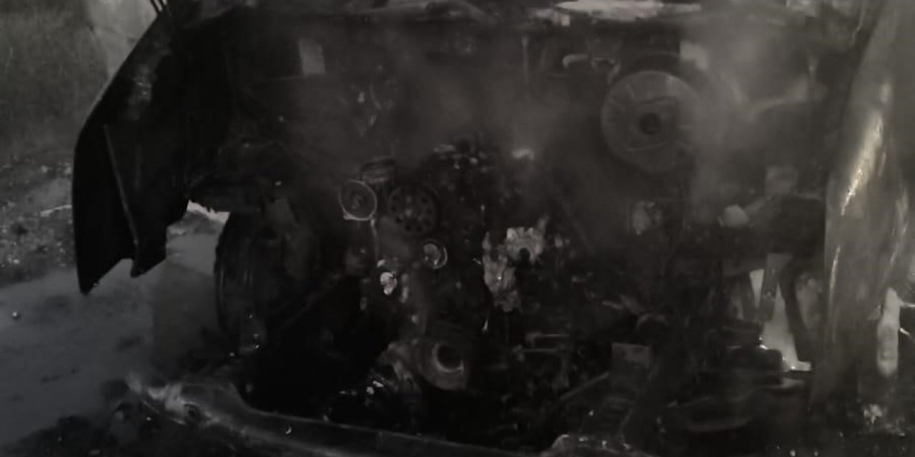 Serik’te Seyir Halindeki Tur Minibüsü Yangında Kullanılamaz Hale Geldi