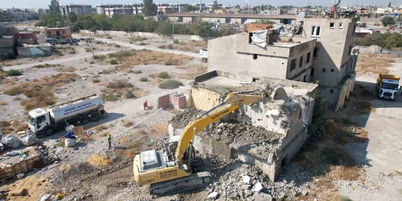 Mersin’de 2 Katlı Metruk Bina Kontrollü Şekilde Yıkıldı