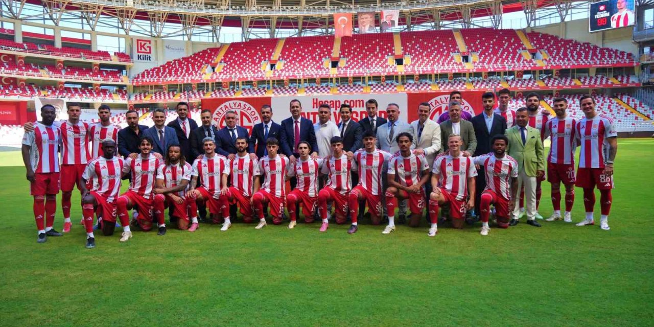 Antalyaspor, Yeni Transferlerini Ve A Takıma Yükselen Genç Oyuncularını Taraftara Tanıttı