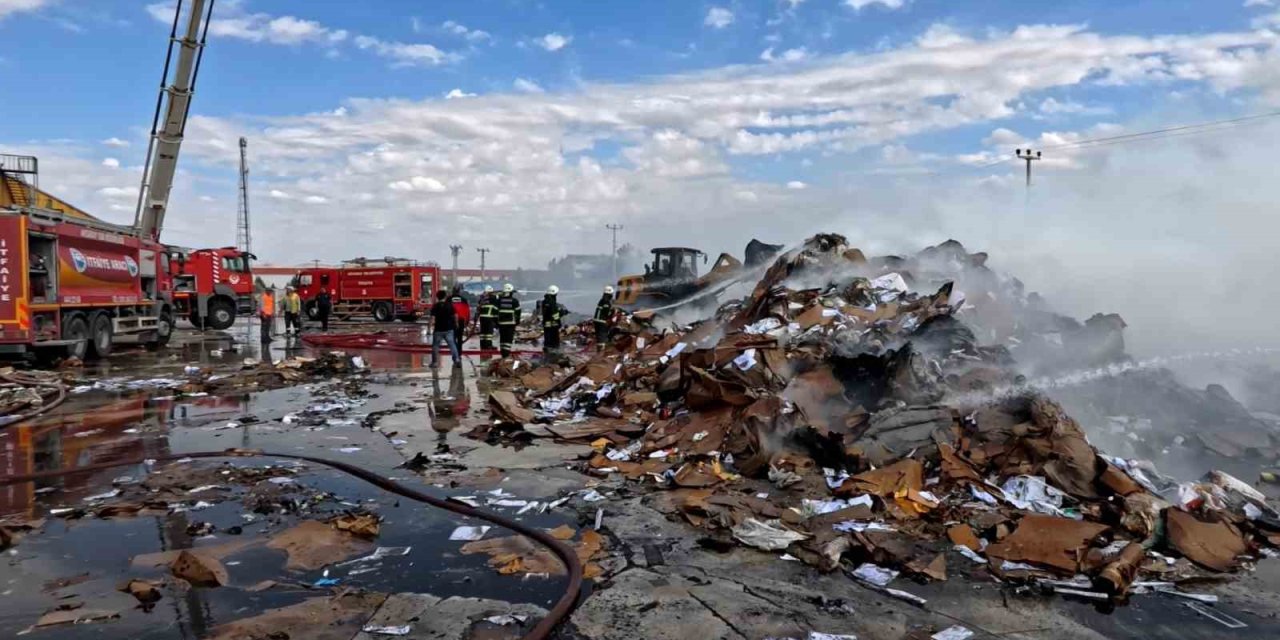 Aksaray’da Geri Dönüşüm Tesisinde Yangın Paniği
