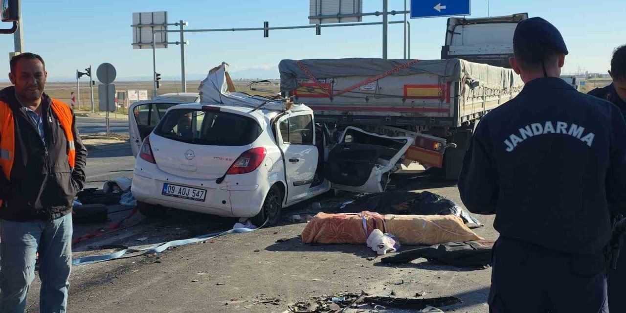 Otomobil Işıkta Bekleyen Tıra Arkadan Çarptı: Anne Öldü, Sürücü Oğlu İse Ağır Yaralı
