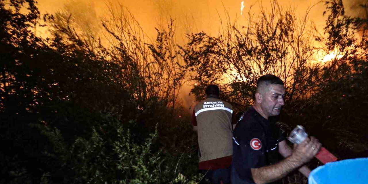 Antalya İtfaiyesi Üç İlçedeki Yangınlara 13 Araç Ve Çok Sayıda Personelle Müdahale Etti