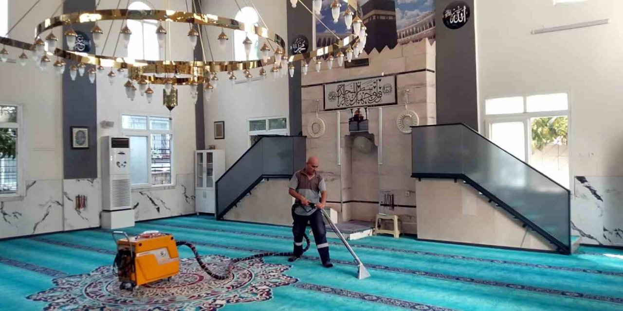 Mersin’deki Camilerde Temizlik Çalışmaları Sürüyor