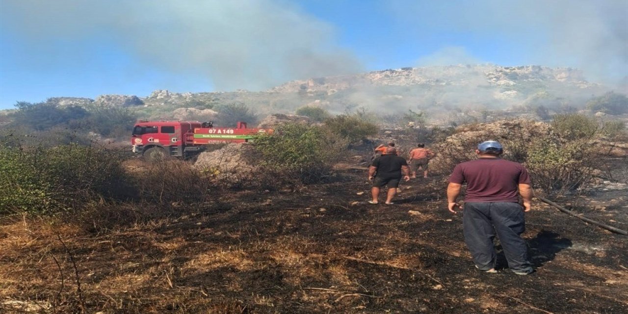 Serik’te Makilik Ve Zeytinlik Alanda Çıkan Yangın 1 Saatte Kontrol Altına Alındı