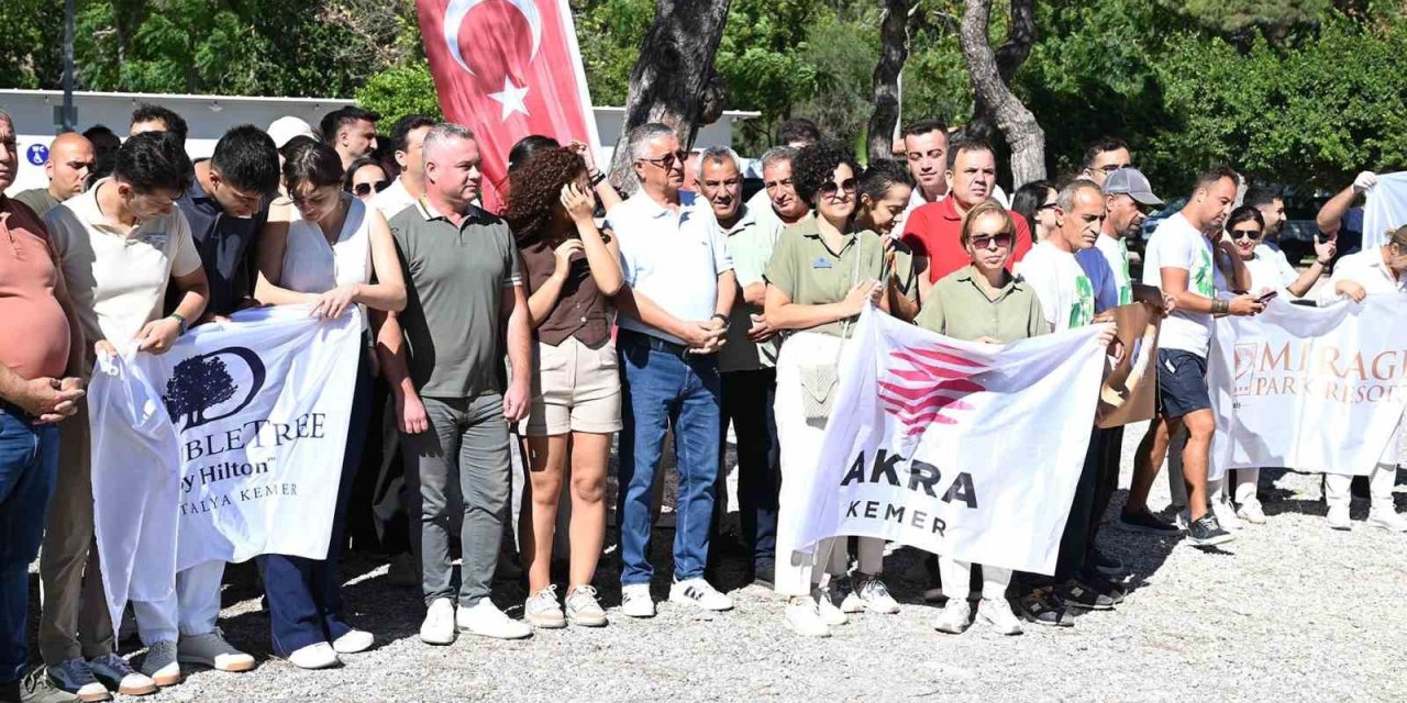 Kemer’de Sahil Temizliği Yapıldı