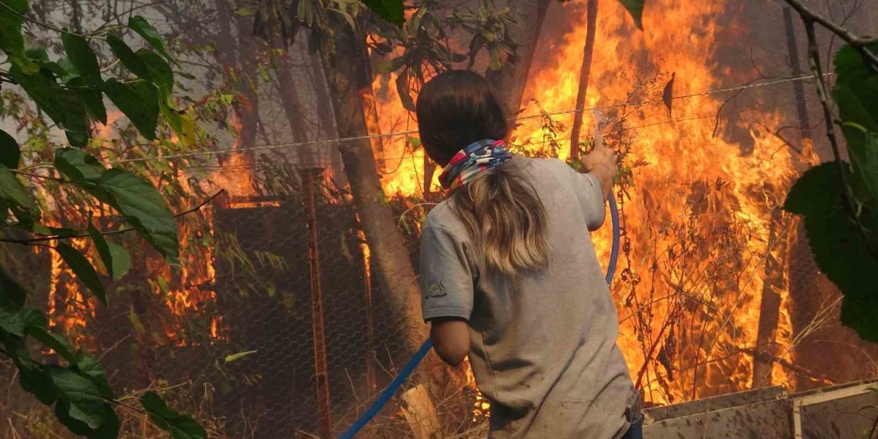 Antalya’da Alevler Mahalleyi Sardı, Vatandaşlar Seferber Oldu