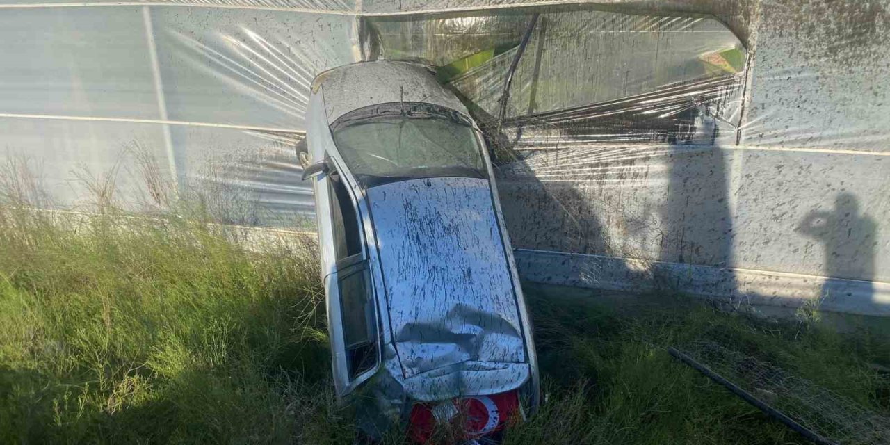 Antalya’da Kontrolden Çıkan Otomobil Muz Serasına Girdi: 1 Yaralı