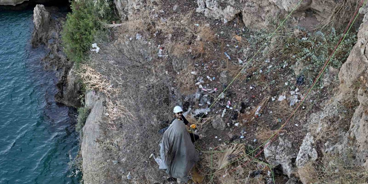 Antalya’da 40 Metrelik Falezlerde Temizlik Operasyonu