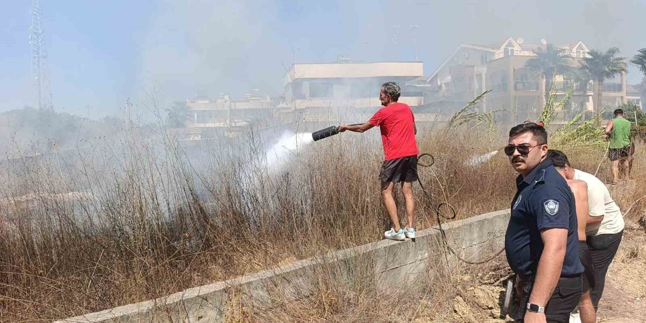 Villaları Tehdit Eden Yangına İlk Müdahale Otel Personeli Ve Müşterinden Geldi