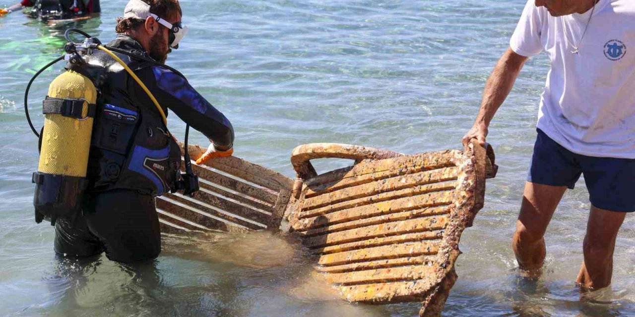 Denizden Çıkanlar Pes Dedirtti:  Tekne Parçası, Şezlong Ve Araç Lastiği Çıktı