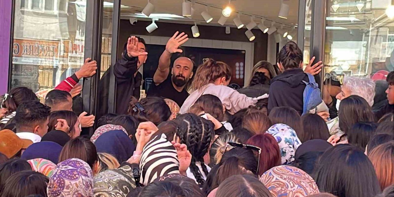 Takı Ve Kozmetik Ürün Mağazası Açılışında İzdiham