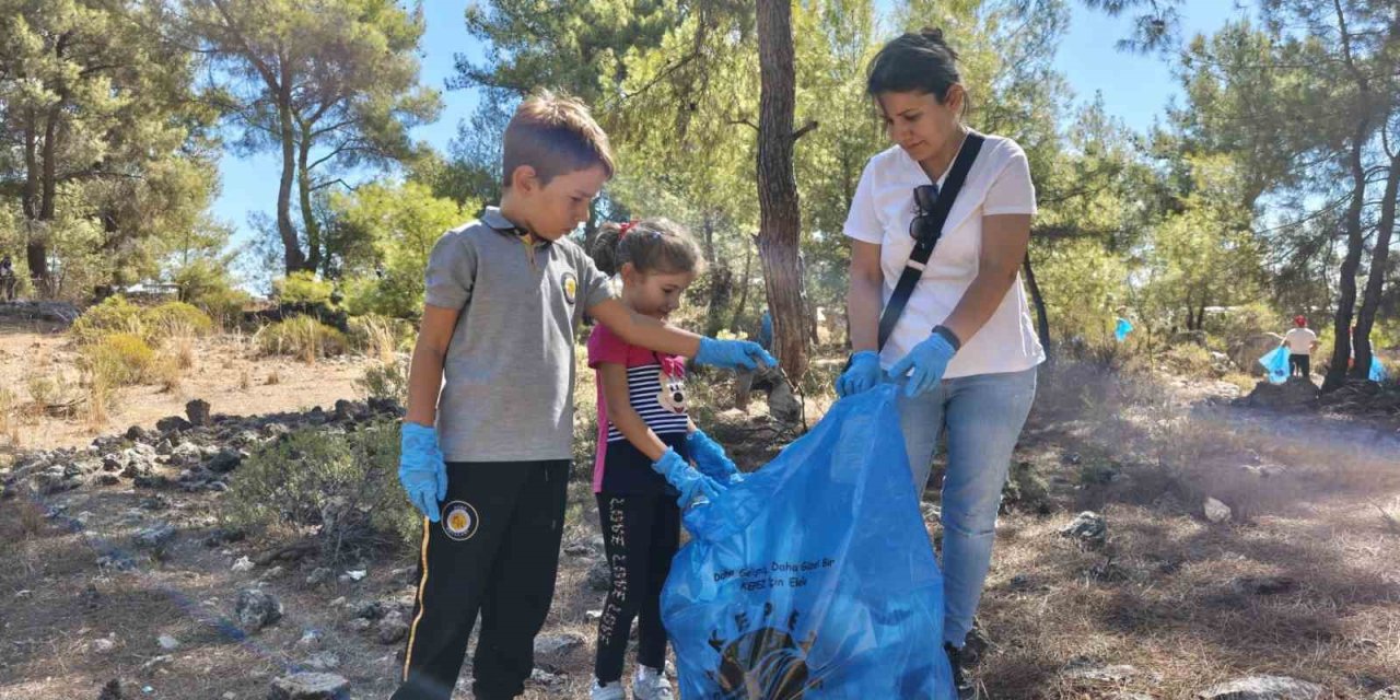 Kepez, Öğrencilerle Birlikte Ormandaki Çöpleri Temizledi