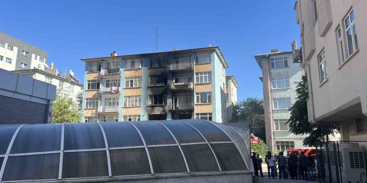 Apartmanda Çıkan Yangından 13 Kişi Etkilendi