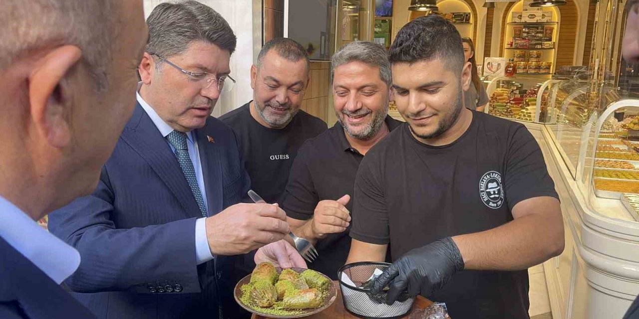 Bakan Tunç’a Antalya’da Esnaf Sevgisi: Tatlı İkramı Ve Antalyaspor Atkısı